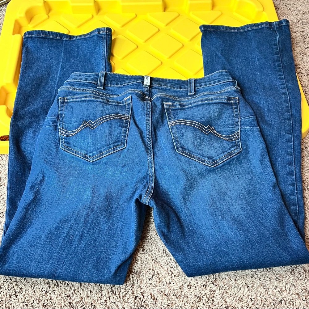 Woman’s Ariat jeans. Like new condition. Size 31R.
